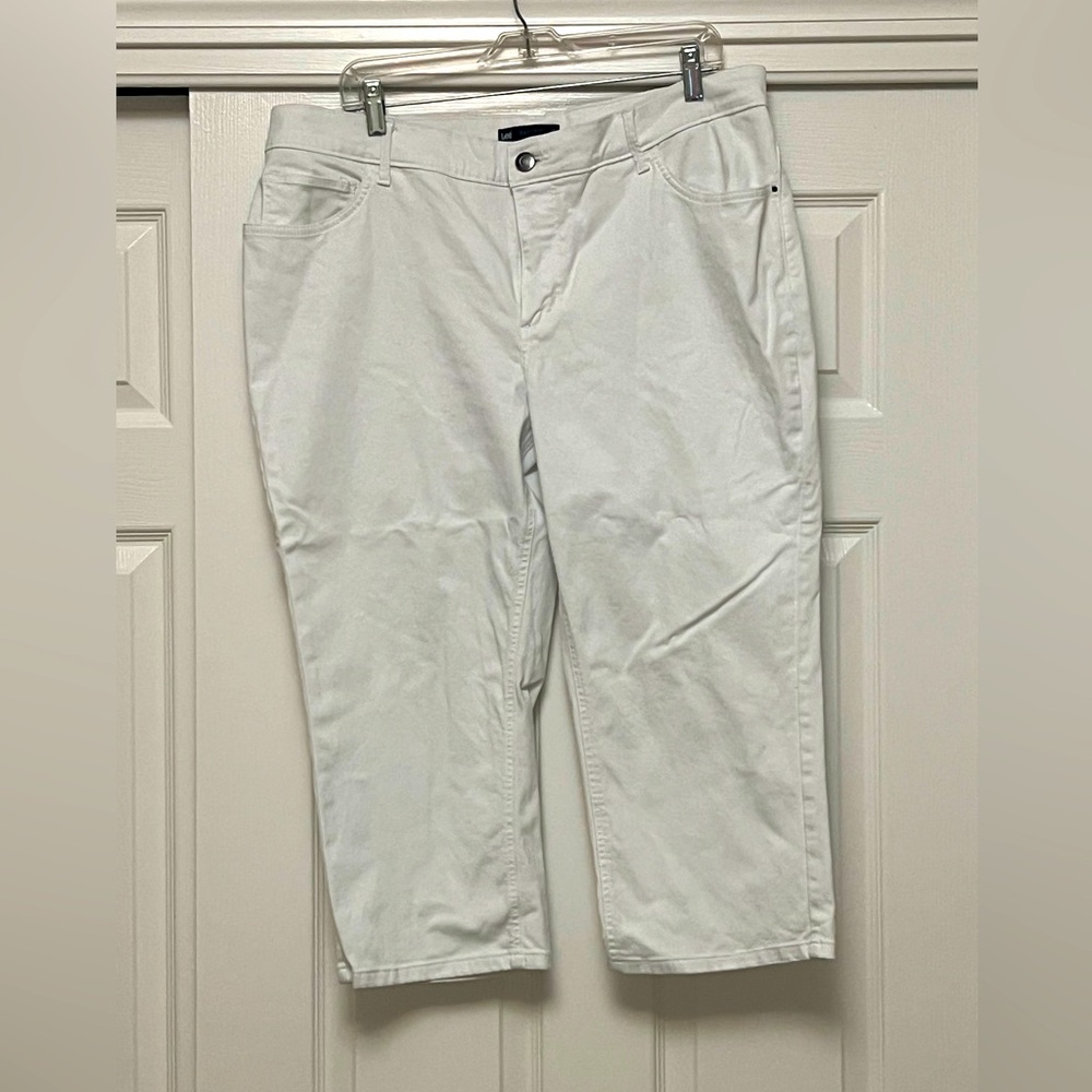 Lee  Easy Fit white capris size 18W